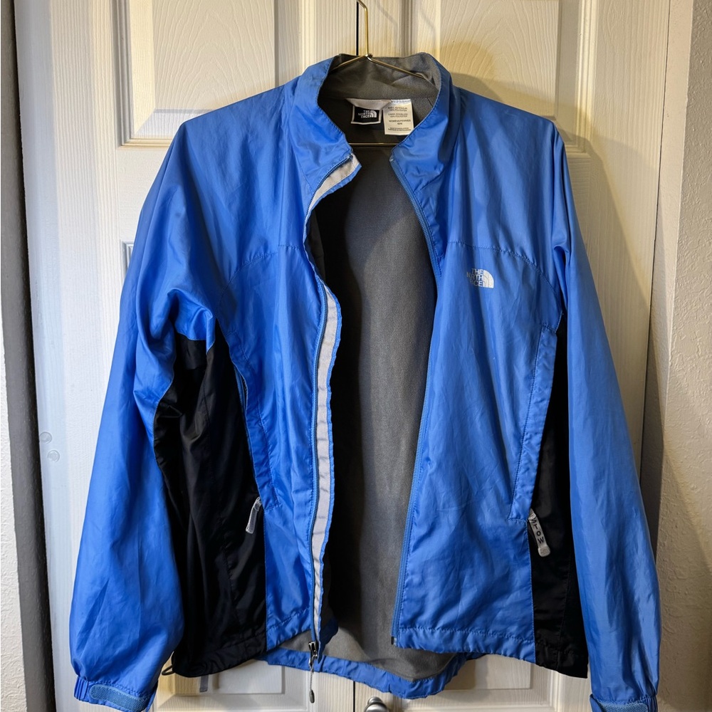 The North Face Womens Blue Wind Breaker.‎